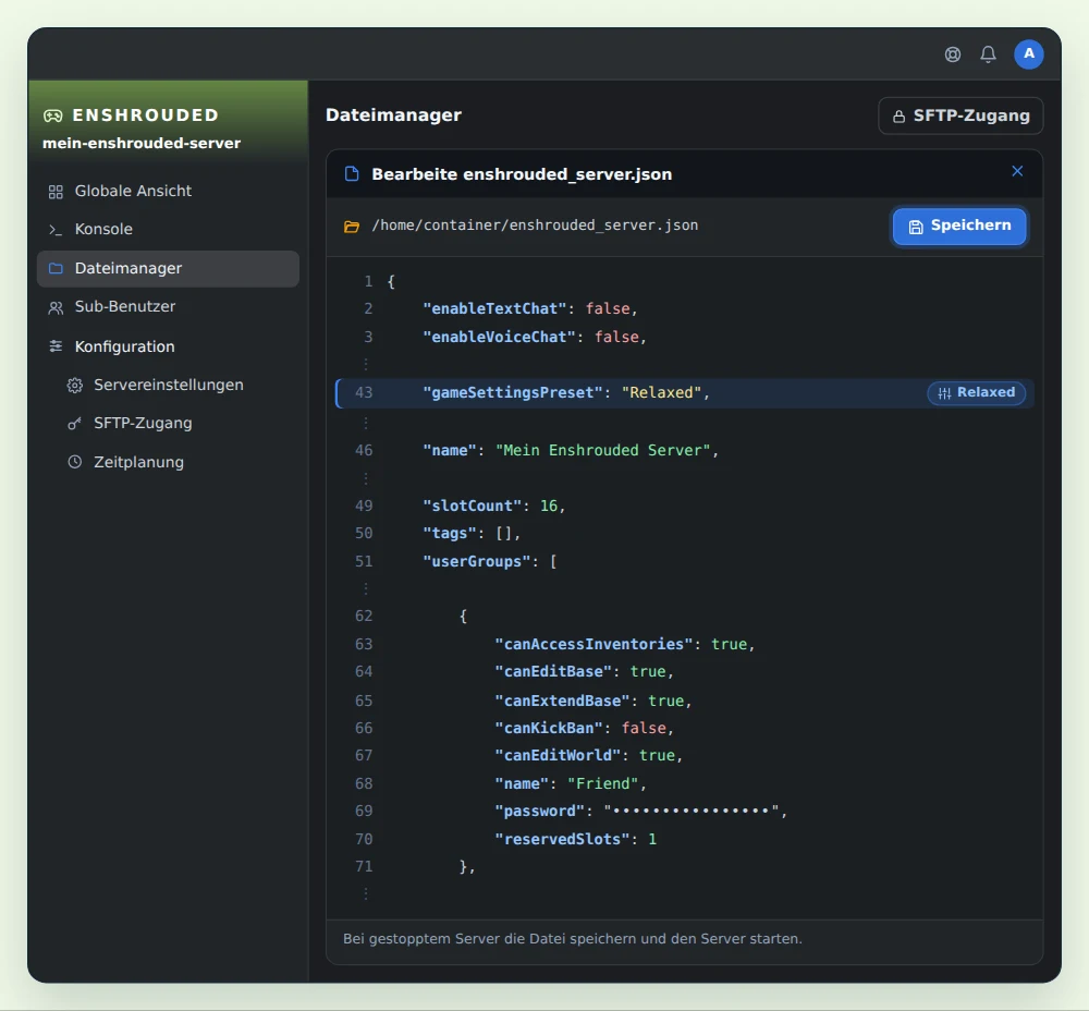 Dateimanager von OuiPanel mit geöffneter enshrouded_server.json, mit enableTextChat und enableVoiceChat auf false, gameSettingsPreset auf Relaxed geändert, name, slotCount auf 16 und der Gruppe Friend aus userGroups mit maskiertem Passwort