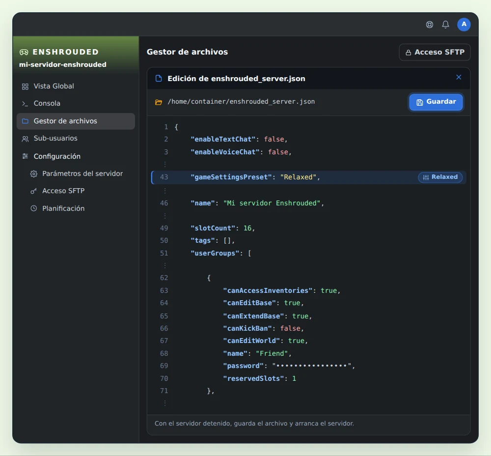 Gestor de archivos de OuiPanel con enshrouded_server.json abierto, con enableTextChat y enableVoiceChat en false, gameSettingsPreset cambiado a Relaxed, name, slotCount en 16 y el grupo Friend de userGroups con su contraseña oculta