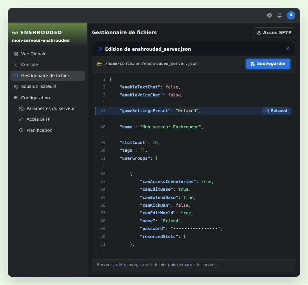 Gestionnaire de fichiers de OuiPanel avec enshrouded_server.json ouvert, montrant enableTextChat et enableVoiceChat à false, gameSettingsPreset passé à Relaxed, name, slotCount à 16 et le groupe Friend de userGroups avec son mot de passe masqué