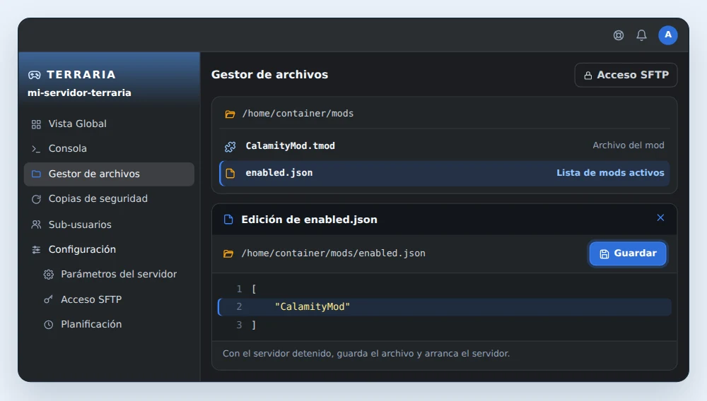 Gestor de archivos de OuiPanel en la carpeta mods de un servidor tModLoader, con CalamityMod.tmod y enabled.json, y enabled.json abierto en el editor con el mod CalamityMod activo