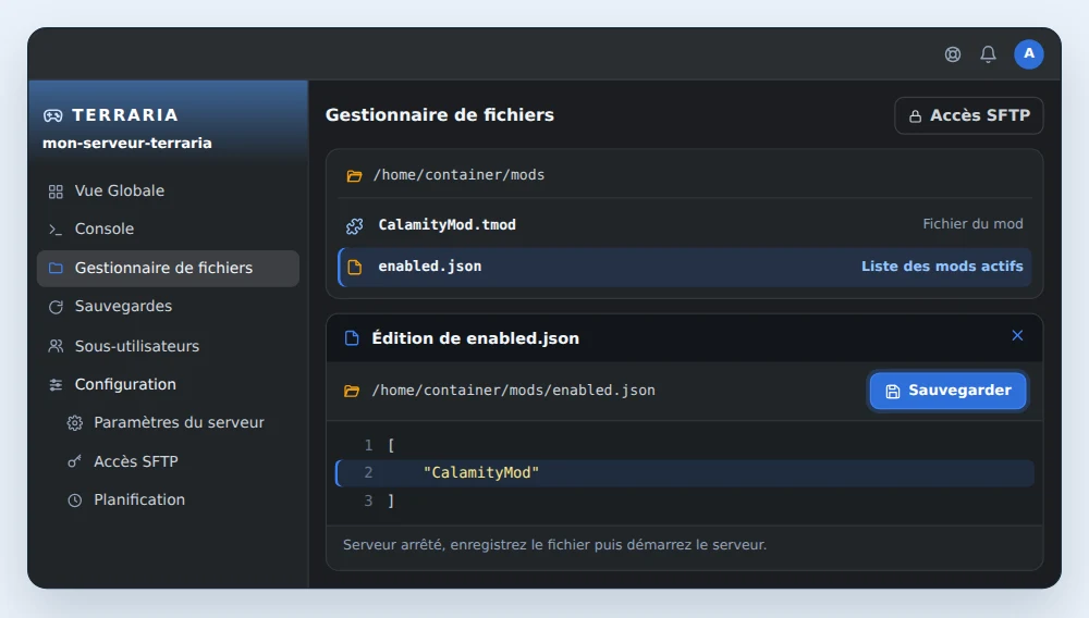 Gestionnaire de fichiers de OuiPanel sur le dossier mods d'un serveur tModLoader, avec CalamityMod.tmod et enabled.json, et l'édition de enabled.json qui active le mod CalamityMod