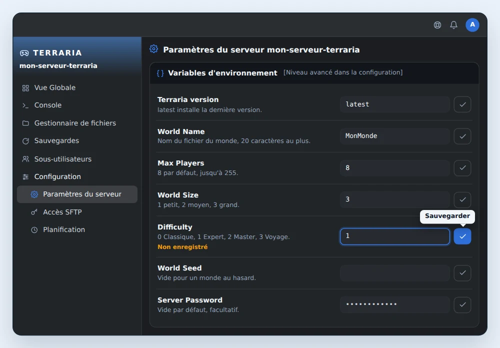 Carte Variables d'environnement d'un serveur Terraria vanilla dans OuiPanel, avec Terraria version sur latest, World Name sur MonMonde, Max Players à 8, World Size à 3, Difficulty passée à 1 et pas encore enregistrée, World Seed vide et Server Password masqué