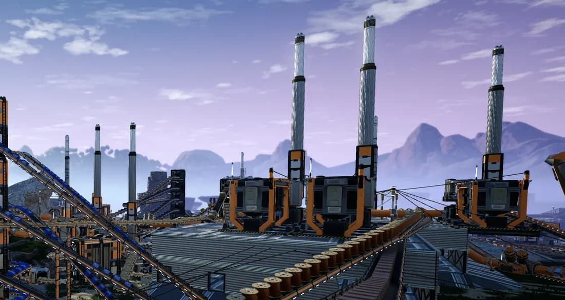 Una fábrica de Satisfactory con sus chimeneas y cintas transportadoras bajo un cielo azul